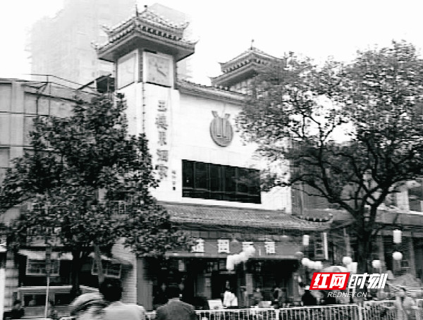 上世纪90年代初,地处黄兴路美食街的玉楼东五一广场老店 受访者供图