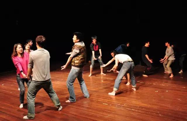 学会无实物表演，如何让你的表演不再僵硬