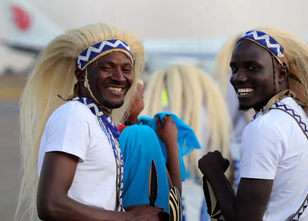 在机场举行的欢送仪式上，身着民族服装的卢旺达民众。新华社记者 庞兴雷 摄