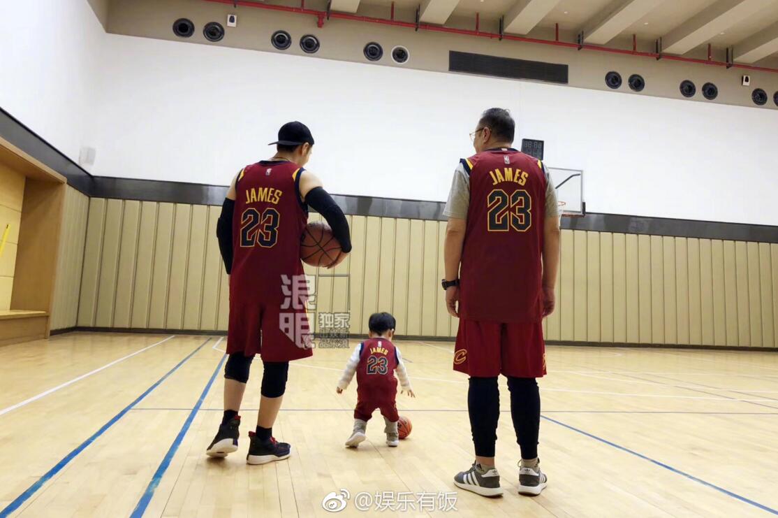 黄晓明和儿子打篮球，小海绵的头发吸引了所有人的注意!