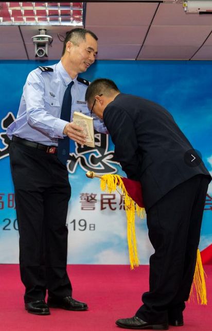 颜应发向夏冠辉赠送锦旗，锦旗上写着“惠及寒门学子，恩同再生父母”。