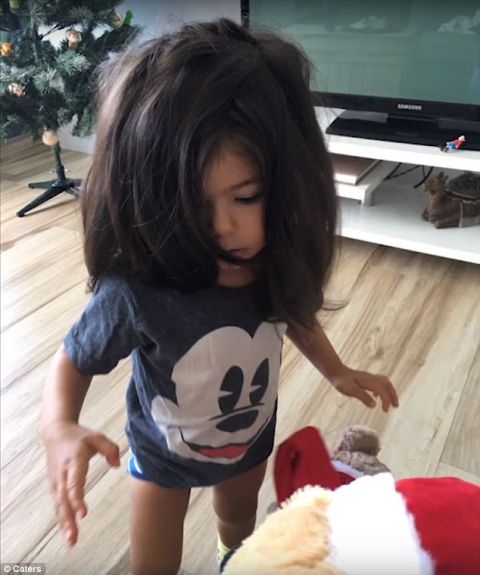 两岁宝宝有着惊人的浓密头发还因为头发签了一份模特合同