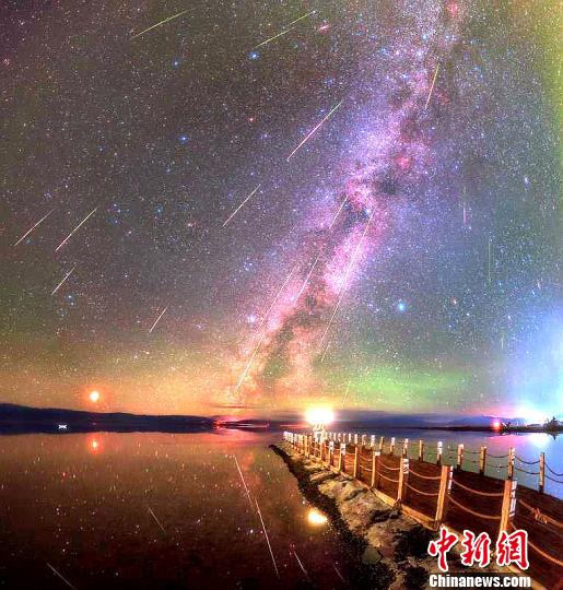 图为星空摄影爱好者在茶卡盐湖拍摄的星空。 章佳杰 摄