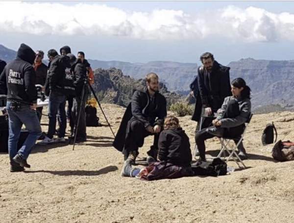 《巫师》真人电视剧片场照曝光 叶奈法与神秘男子对峙