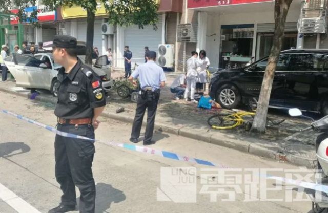 南京一男子驾车冲撞并砍杀一对夫妻 已被警方