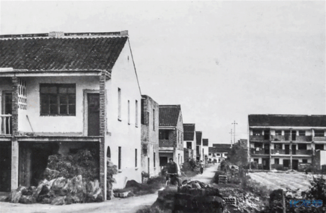 ��ͼΪ���ݳ��н���ķ�չ�仯��