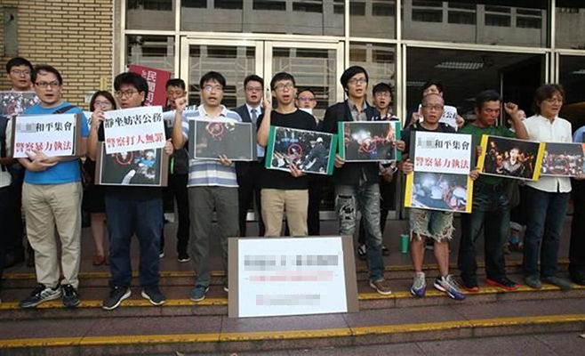 台湾“高等法院”审理“学运三二三占领‘行政院’案”将辩论终结,一审获判无罪的魏扬(中)等于庭前开记者会,呼吁二审法官应判全数被告无罪。(图片取自台媒)