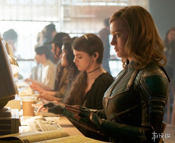 《惊奇队长》首映礼海量现场照 女神低胸装性感无比