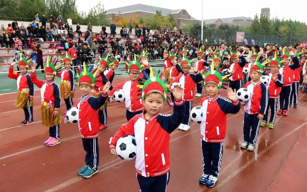 2016年10月21日，河北省固安县北京八中（固安）分校的学生们参加校园体育节开幕式。新华社记者李晓果摄