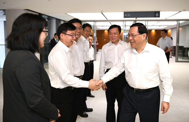 李强调研中国商飞公司和上海微小卫星工程中心