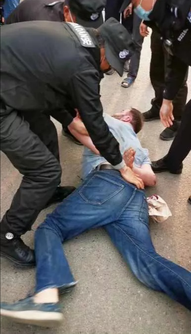 外籍男子不戴口罩强闯小区还打保安 被防暴叉撂倒 警方已介入调查