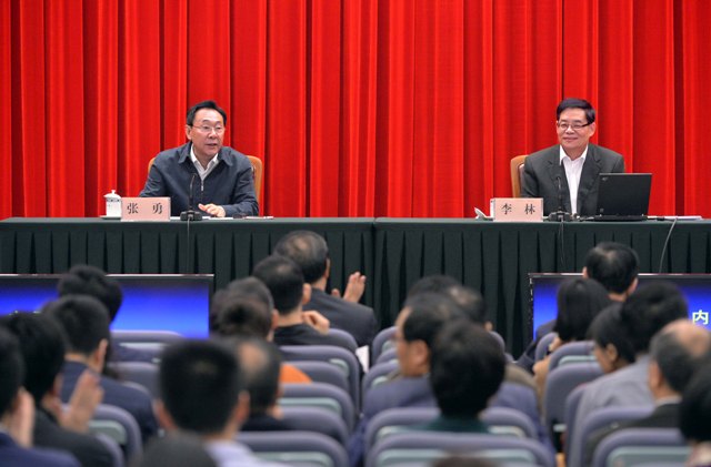 国家发展改革委党组理论学习中心组就深入贯彻实施宪法举