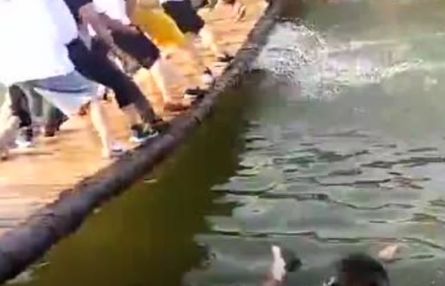 又出事 美女气枪专卖网在这种“网红桥”上被甩