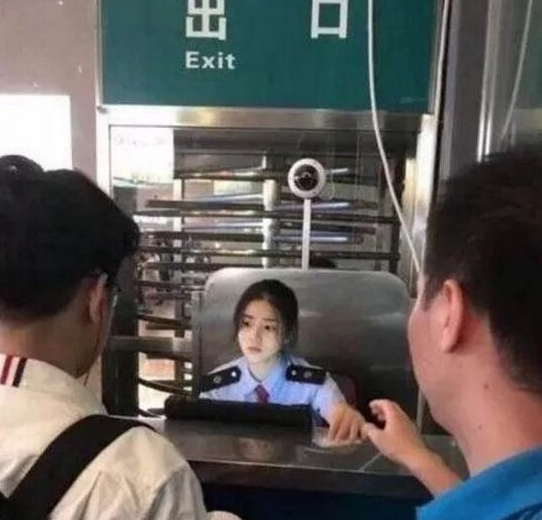 化妆很危险不让你进地铁 每日轻松一刻3月15日晚间版