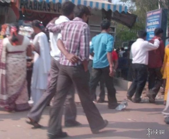 十指紧扣,充满爱意!印度男人们手拉手走路并非搞基