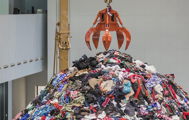 堆成山的旧衣服、婴儿照片与心跳声,一场令人