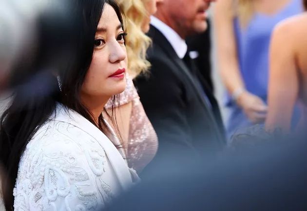 股民向赵薇索赔案第一次开庭 还有423起未审理