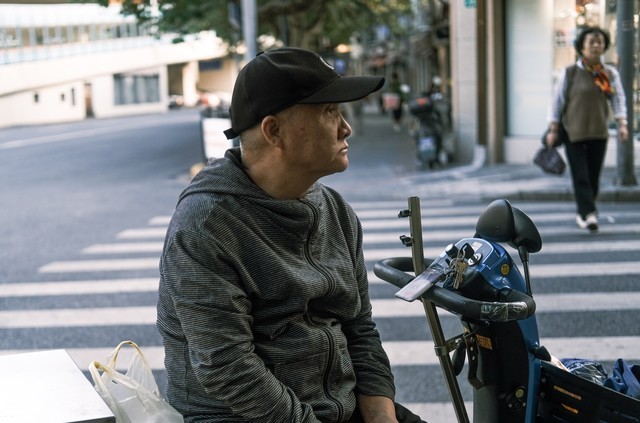 宝马线上手机在线_雷人!男子开200多万宝马豪车,竟想出这种
