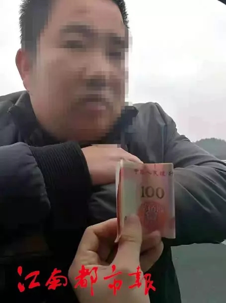 超载小客车司机给交警塞钱 被严词教育罚400扣6分