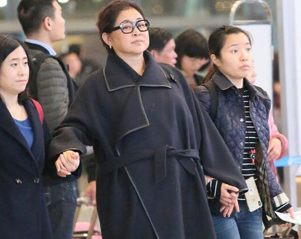 倪萍一身黑袍独自现身机场，网友：不是腿不好吗