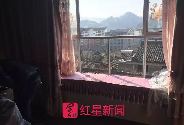 ▲吴某称,妻子小方是从卧室窗口跳出去的 受访者供图