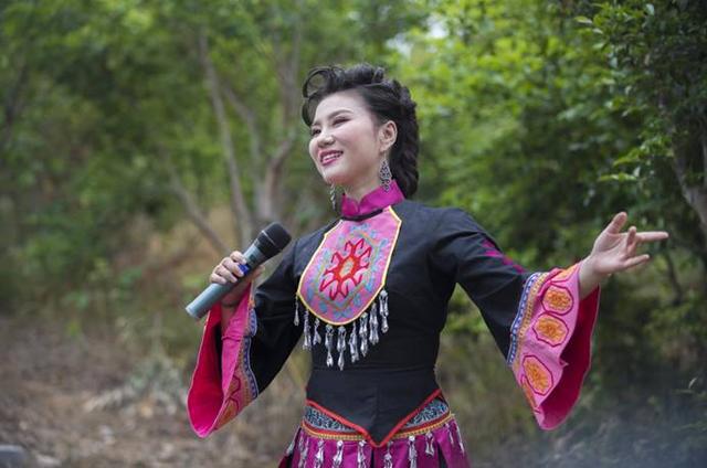 在野生茶园,斗鱼网红向青年歌唱家叶思言学习麻城产品推广歌曲《故乡