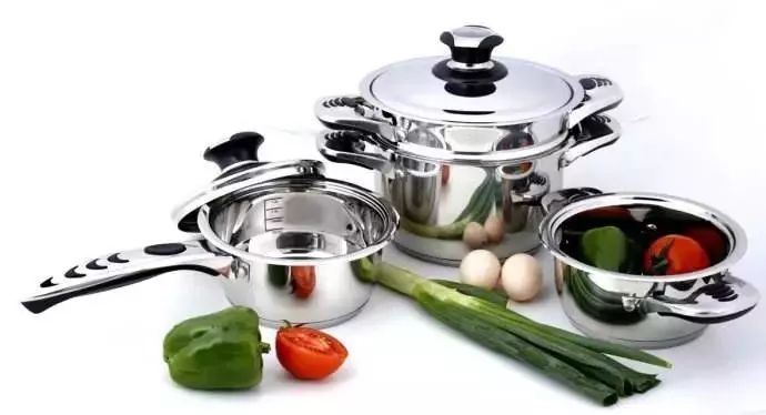 输 我们的厨房有着各种材质的锅,不锈钢锅,铁锅,铝锅,甚至是砂锅.