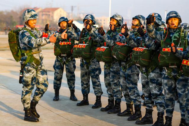 空降兵某部:首批00后新兵完成军旅生涯"第一跳"