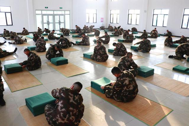 叠被子大赛来了,兵哥哥教你叠出“豆腐块”