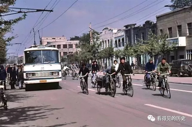 老照片:80年代的无轨电车 一道慢慢消失的城市风景