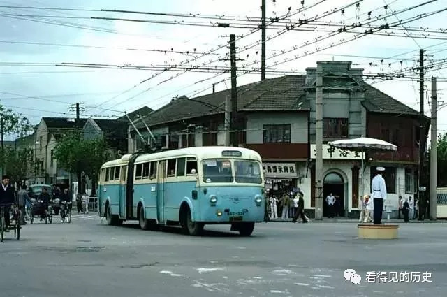 老照片:80年代的无轨电车 一道慢慢消失的城市风景