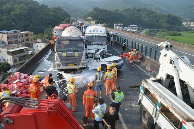 近日货车追尾事故频发 高速路行驶尽量避开大货车