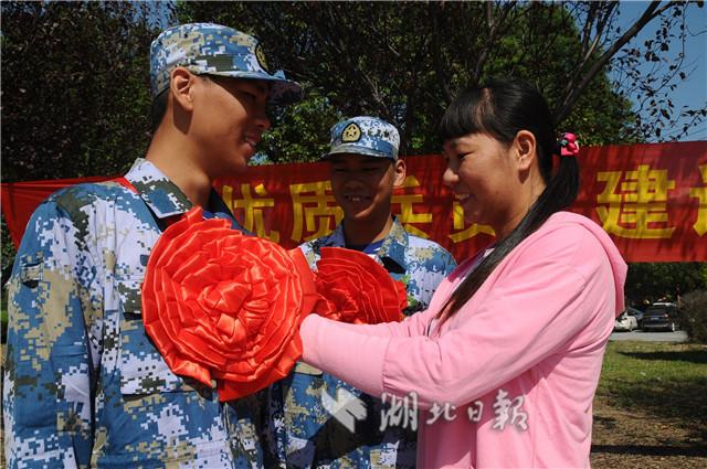 红安人民欢送新兵启运 180名热血男儿踊跃参军