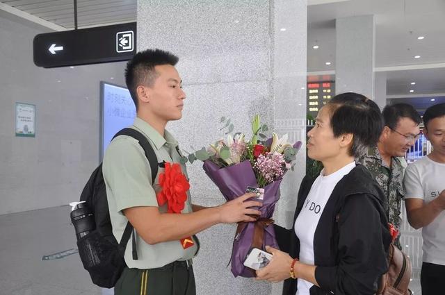超级暖心!这些人武部用专车迎接退伍老兵荣耀返乡!