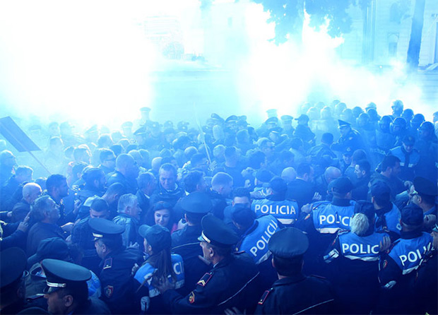 阿尔巴尼亚议会现骚乱 反对党成员向总理扔鸡蛋