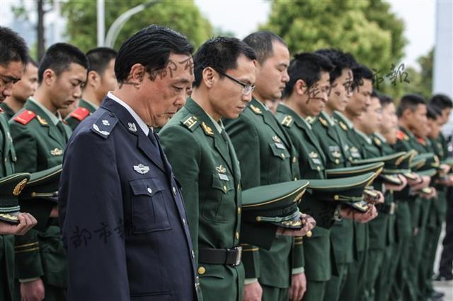 烈火军魂!武汉消防官兵汉江边祭奠长江油驳大