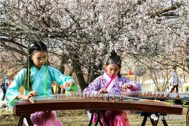 敦煌李广杏花节.webp_副本.jpg 朝圣敦煌,拥抱春天!甘肃推出“清明”小长假七大旅游产品