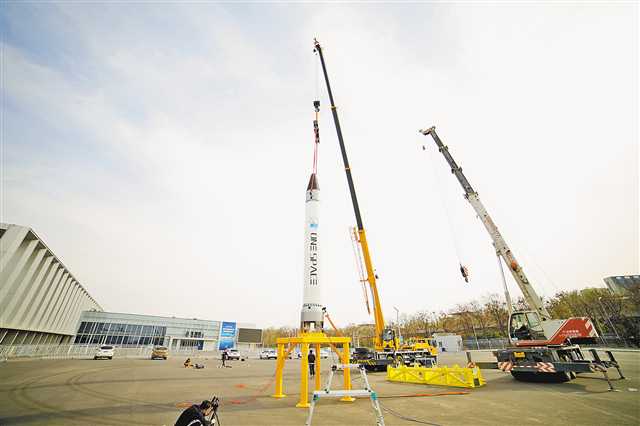 4月11日，“两江之星”火箭在北京进行了第一次总装合练。图为火箭起竖阶段。（受访者供图）