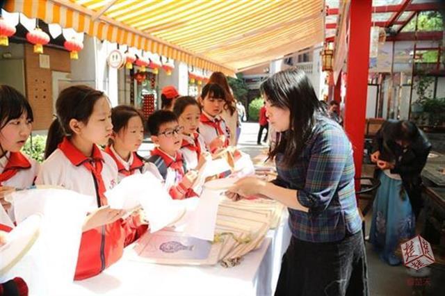 教老外说武汉话,小学生在汉味老街开展研学旅