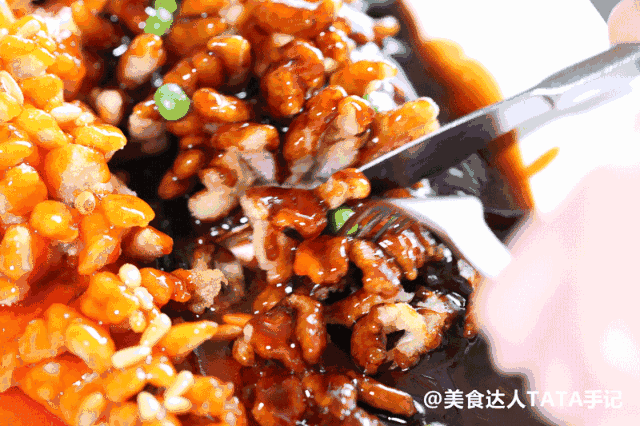 这道松子鱼是把江苏名菜松鼠鱼加以革新而成,   因为鱼肉状如松子