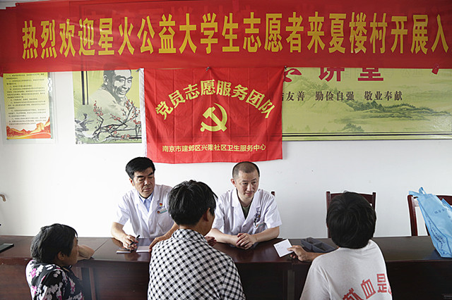 南京一公益组织到涟水发幸福大礼包(图文)