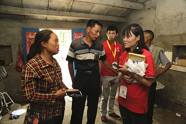 南京一公益组织到涟水发幸福大礼包(图文)