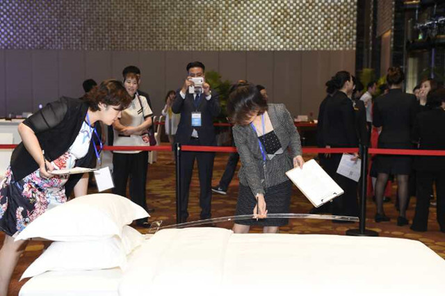 南京旅游饭店服务技能大比拼,宴会摆台有人选