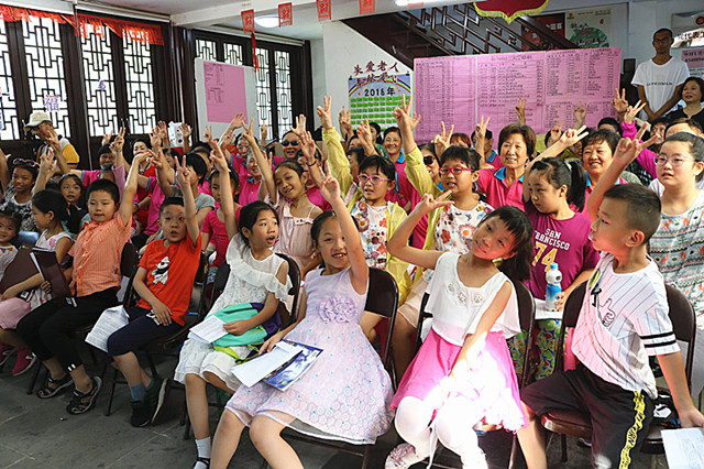 [视频]2018广场经典诵读启动,老中青英语诵