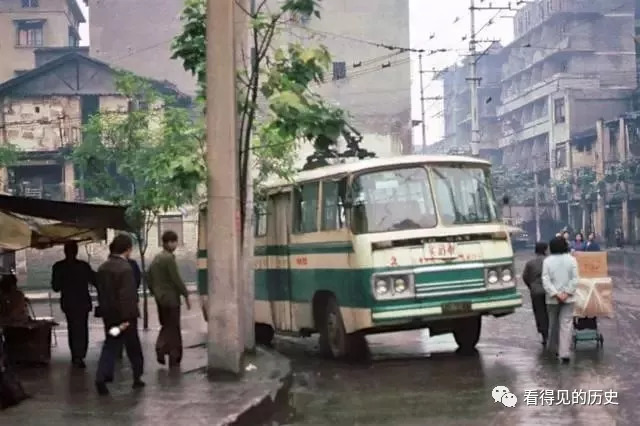 老照片:80年代的无轨电车 一道慢慢消失的城市风景