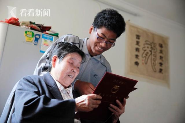 “黑小囡”去大学报到了！奶奶说出最大心愿，是什么？