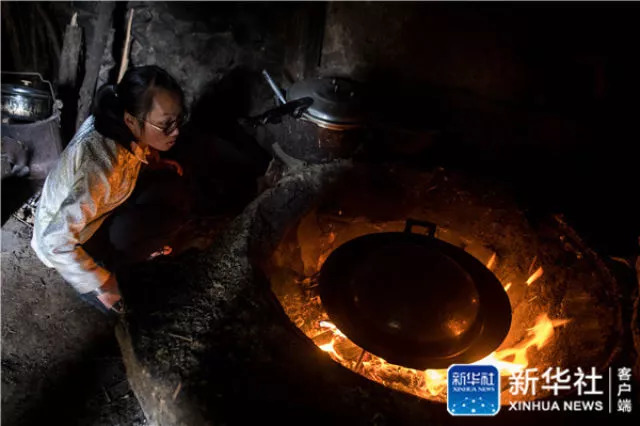  ↑在云南省曲靖市会泽县，仇文飞在家中的灶房做午饭（8月29日摄）。新华社记者 胡超 摄