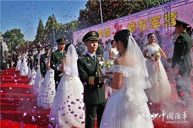 部队礼服婚纱照_红色礼服婚纱照(3)