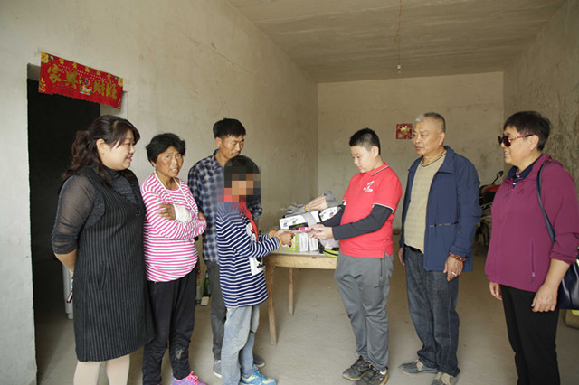 南京12岁小志愿者国庆节期间到涟水结对帮扶