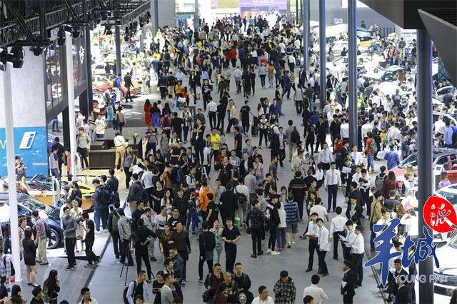 广州车展首个专业观众日客流“挤爆”展馆 七座车受热捧